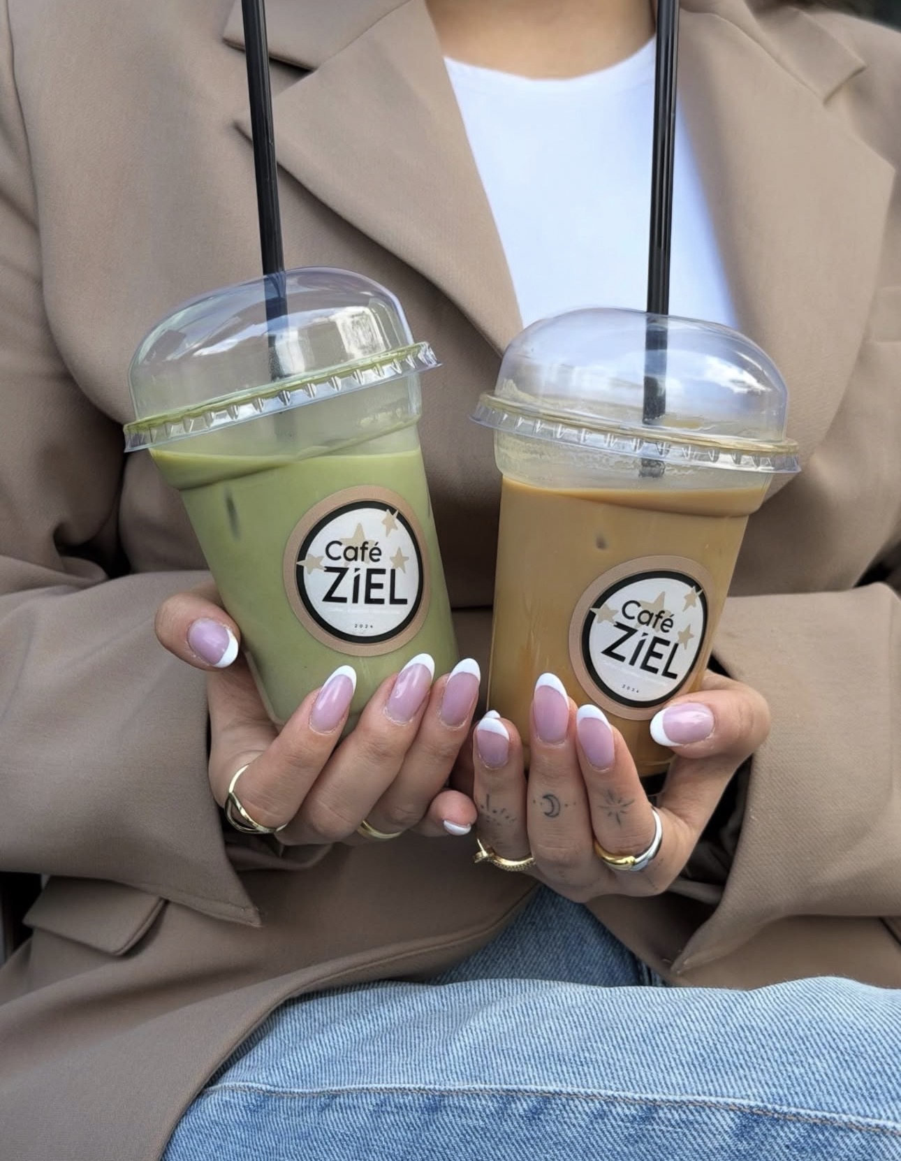 Iced Matcha und Iced Latte von Café Ziel