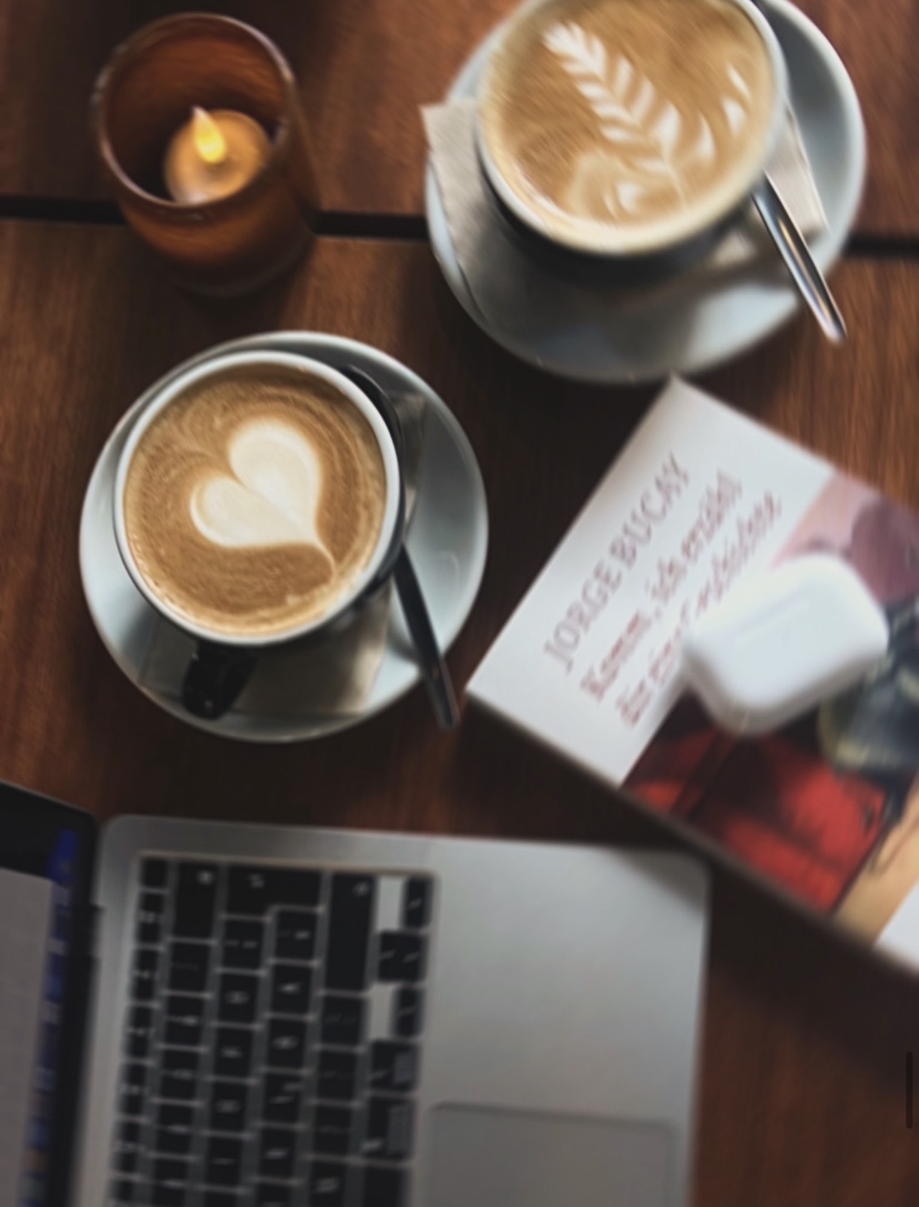 Zwei Cappuccino auf einem Holztisch
